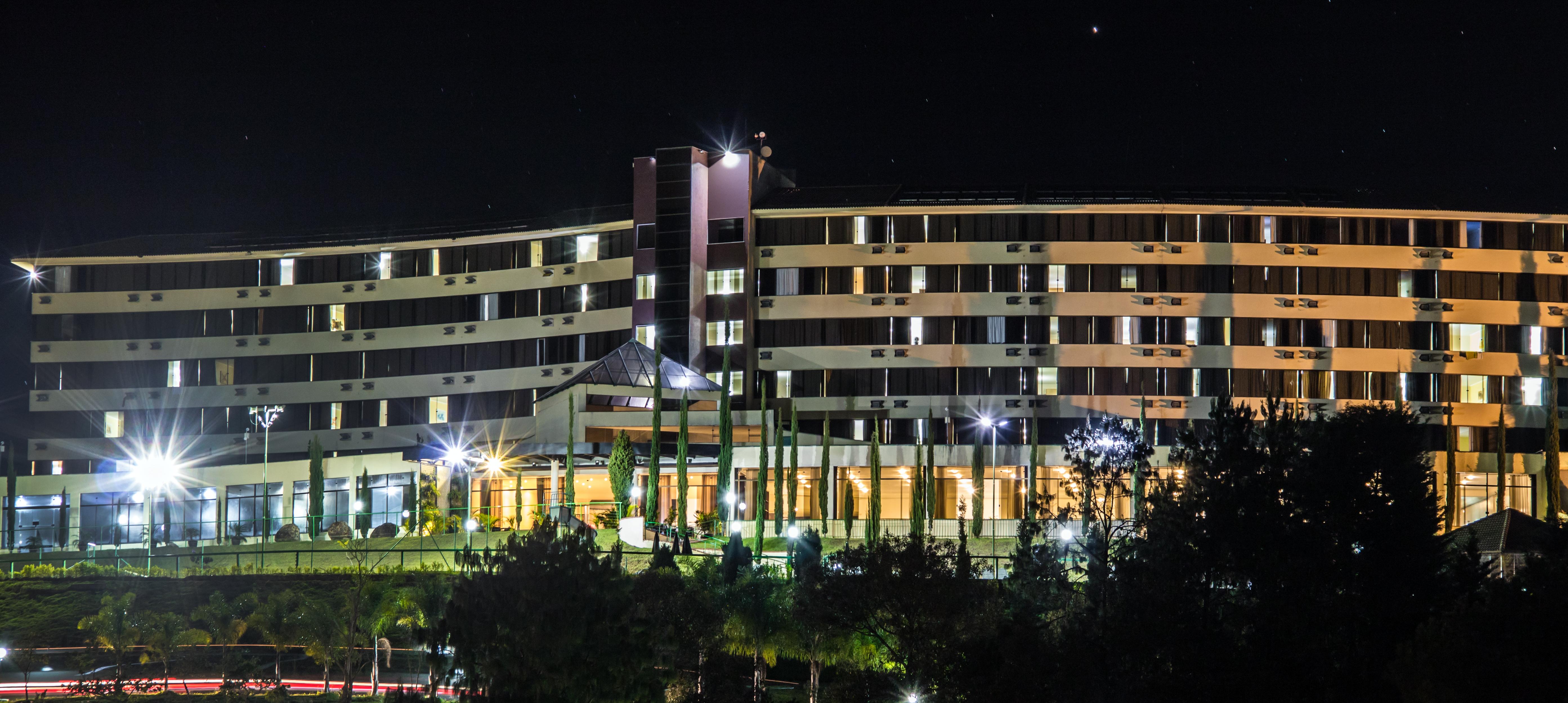 Golden Park All Inclusive Poços de Caldas Extérieur photo The hotel at night