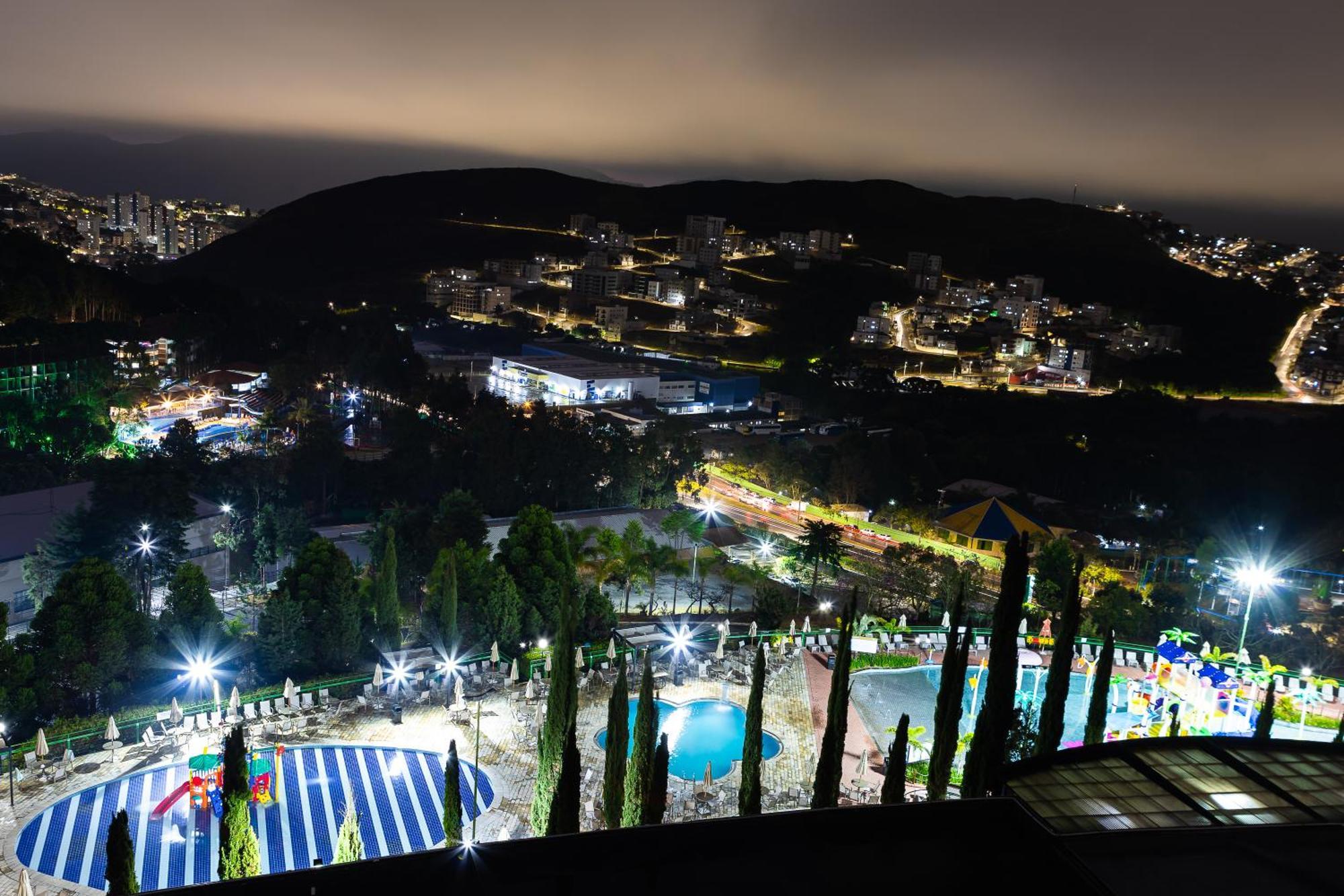 Golden Park All Inclusive Poços de Caldas Extérieur photo View of the park at night