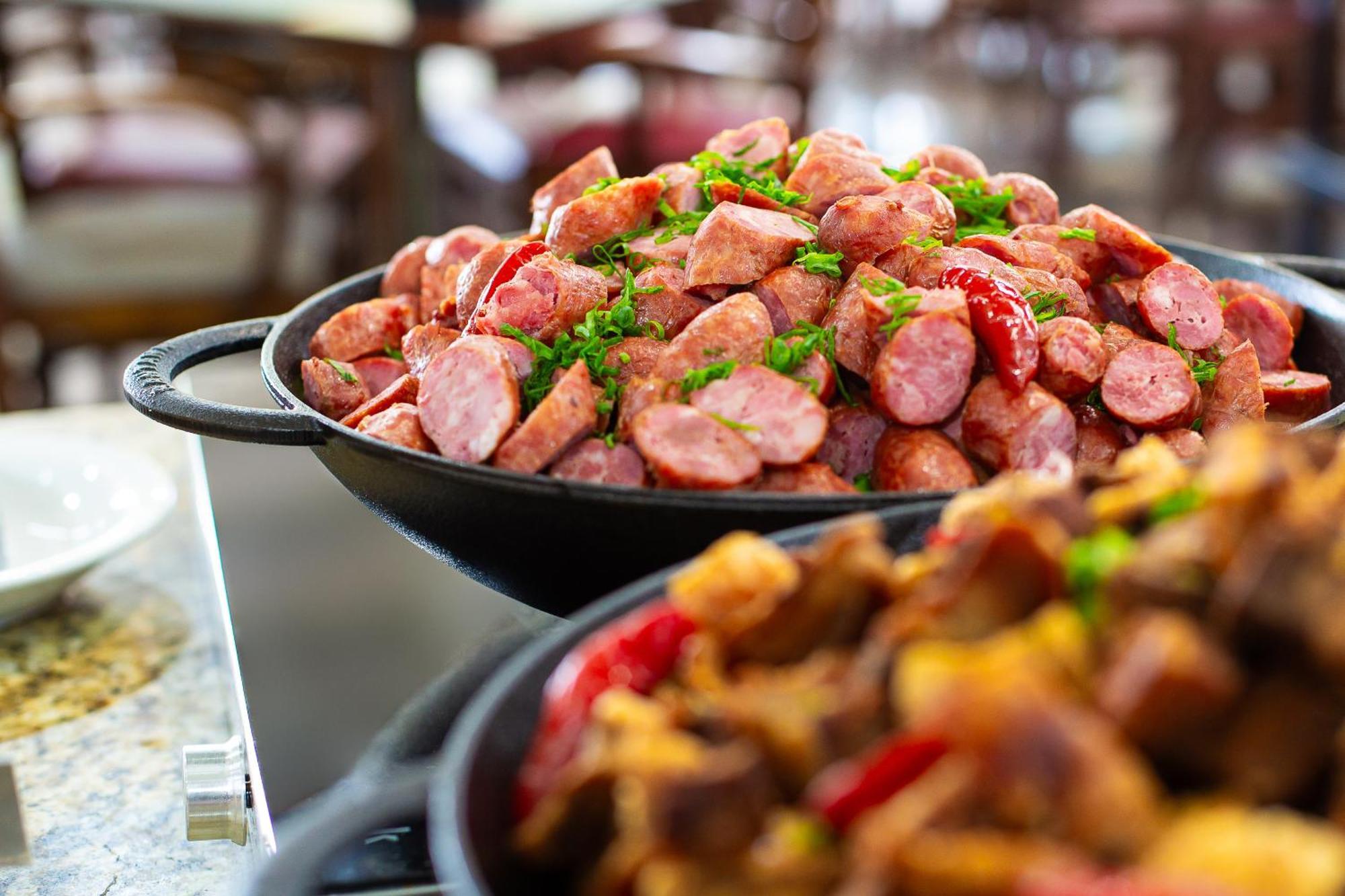 Golden Park All Inclusive Poços de Caldas Extérieur photo Kielbasa prepared in a skillet