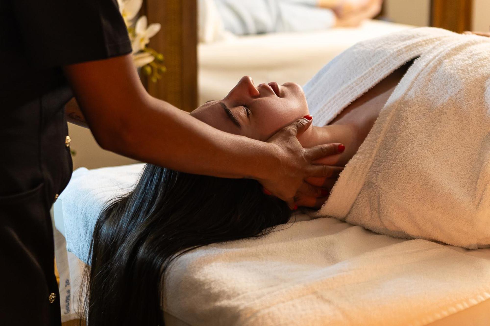 Golden Park All Inclusive Poços de Caldas Extérieur photo A woman receiving a head massage
